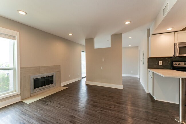 Building Photo - 935 La Posada Dr