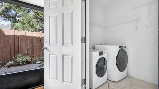 Building Photo - Spacious 1-bedroom, 1.5-bath, two-story Ki...