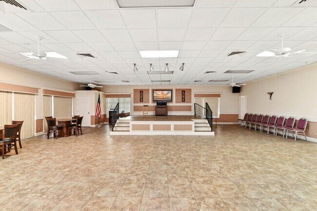 Building Photo - 1100 Boxwood Dr