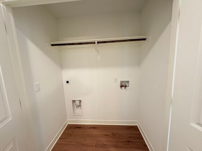 Building Photo - Single Level 3 Bed, 2 Bath, 1 Car Garage Duplex in North Kansas City