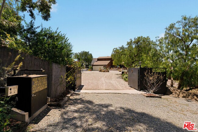 Building Photo - 231 Loma Metisse Rd