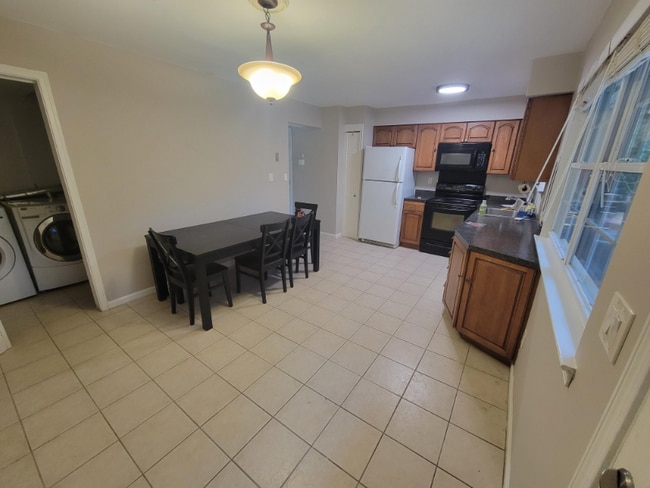 Building Photo - 10 Adriana Ct