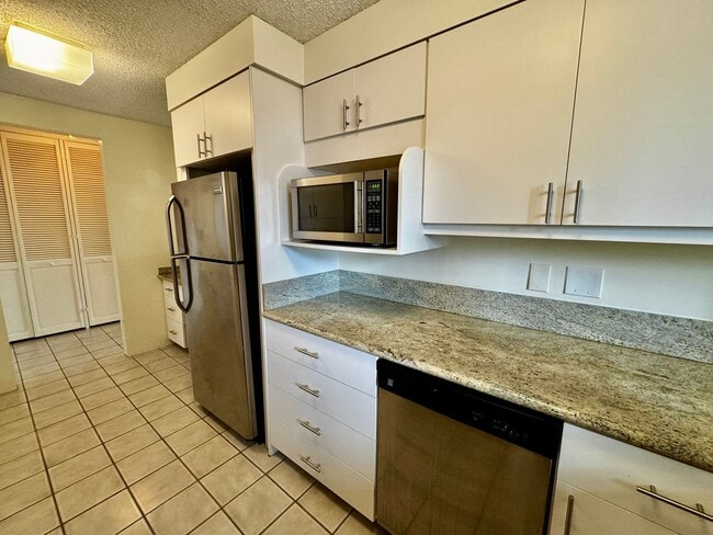 Building Photo - Yacht Harbor Towers- Diamond Head towers-9th floor-Marina/ocean views.