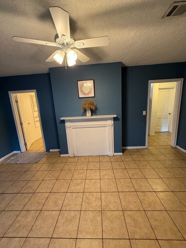 Building Photo - 2490 Cate St