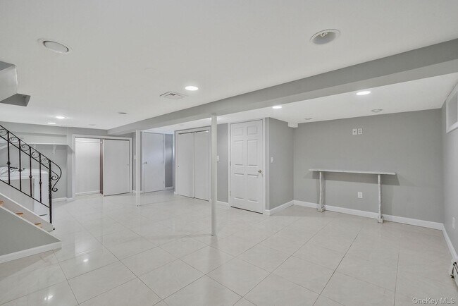 Building Photo - 1072 Hicksville Rd
