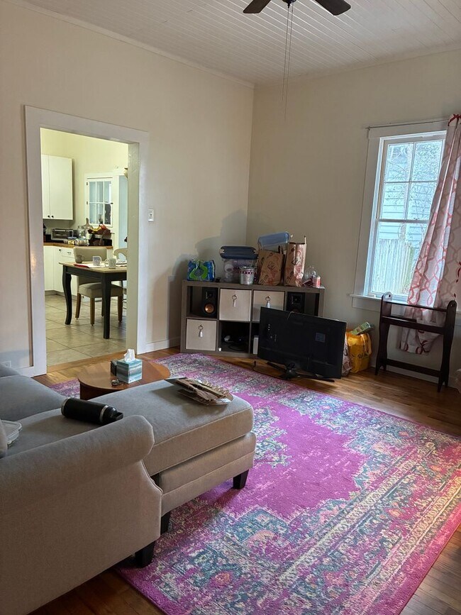 Building Photo - 3 Bedroom home near downtown and campus.