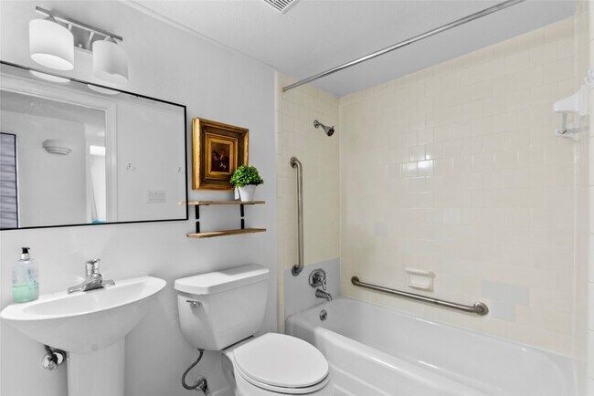 Building Photo - 604 S Ripple Creek Dr