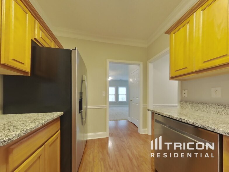 Building Photo - 3080 Kings Dr