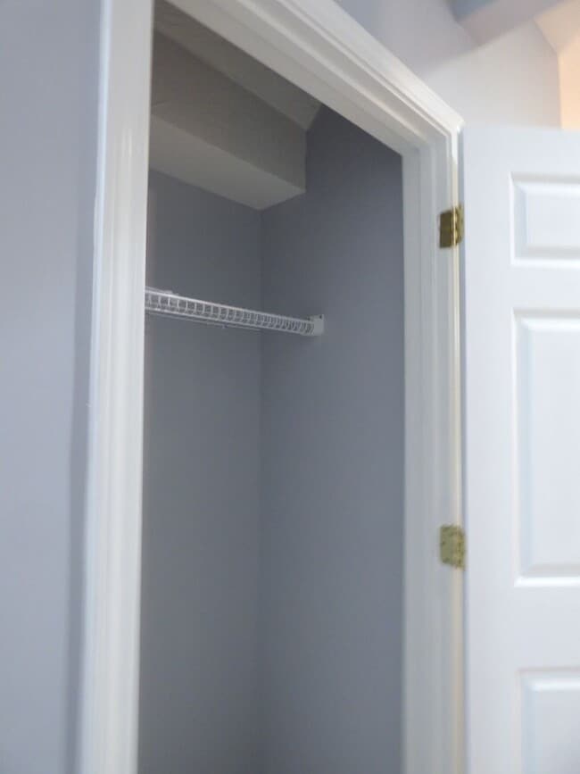 Building Photo - Lovely, Spacious 4 BR House! Vaulted Ceili...