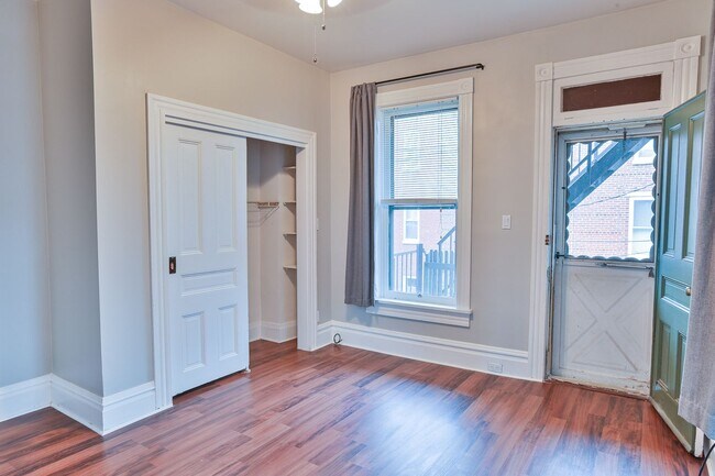 Building Photo - 242 Harris St