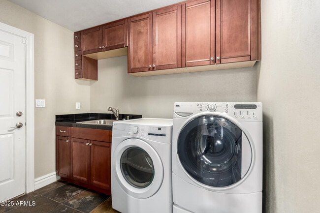 Building Photo - 3912 S Elm St