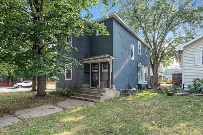 Primary Photo - 787 6th Ave NW