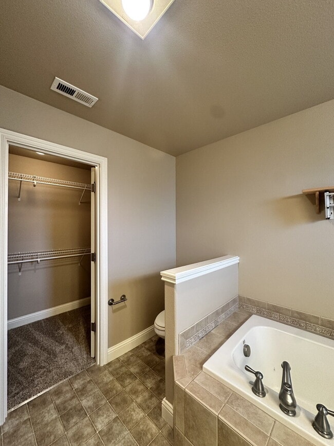 Building Photo - Beautiful 3-Bedroom Townhome in Hidden Glen