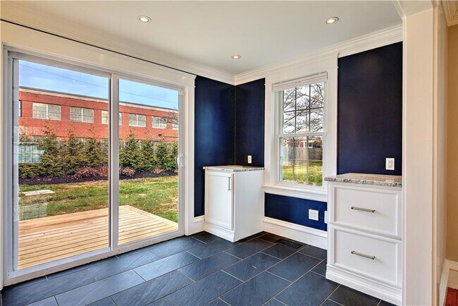 Building Photo - 11 Elmcroft Ave