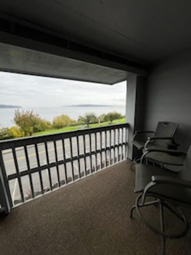 Building Photo - Top floor water front Steilacoom 1 bedroom...