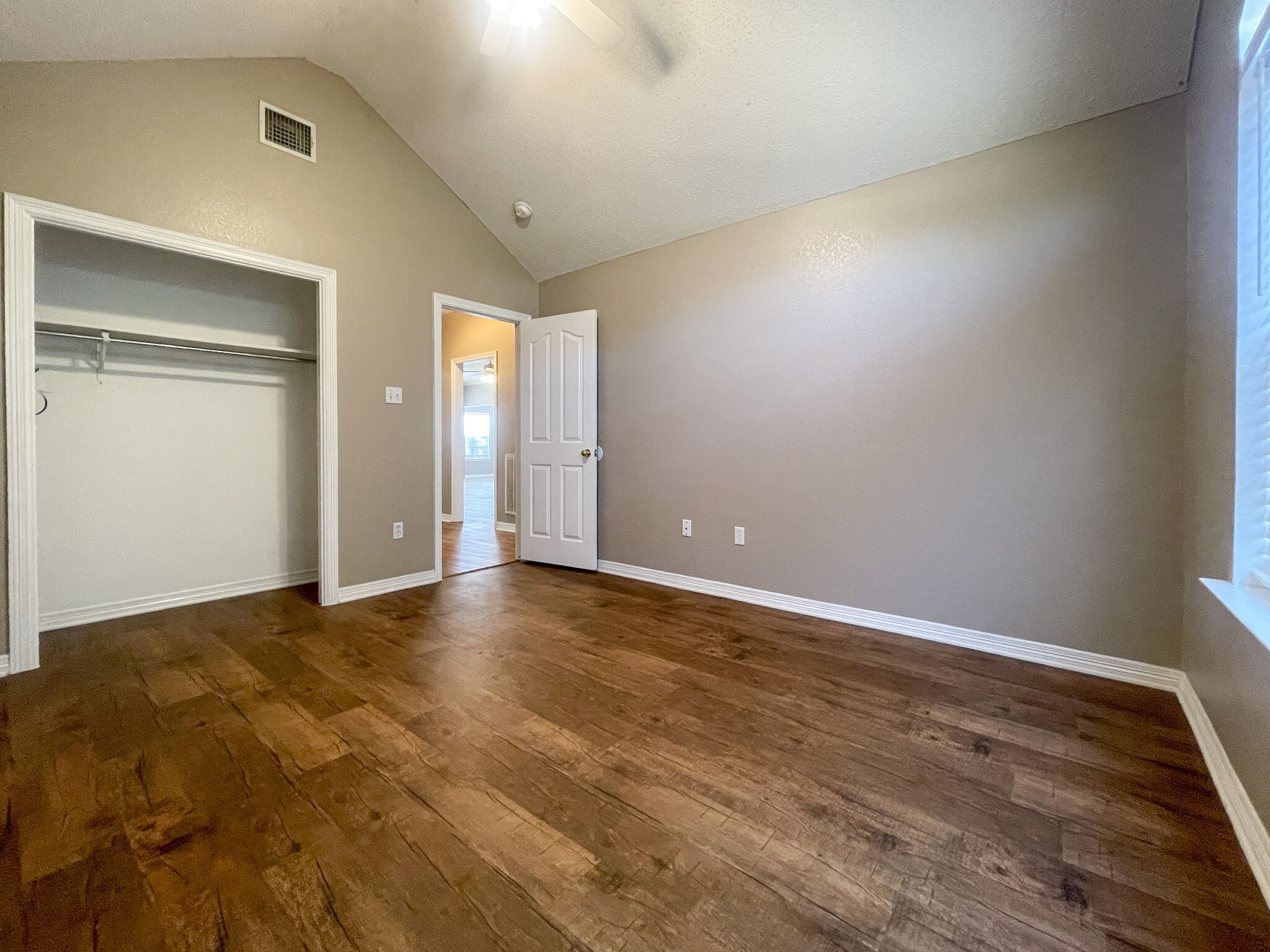 Building Photo - 1029 S Haven