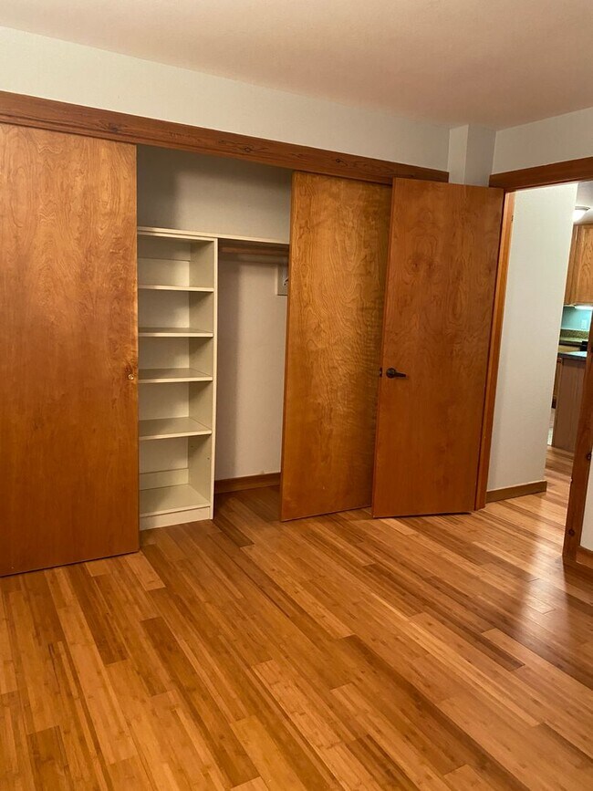 Building Photo - Beautiful 3BR, 2Bathroom Condo Located in ...