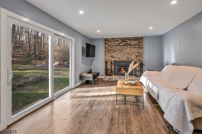 Building Photo - 18 Lisa Dr