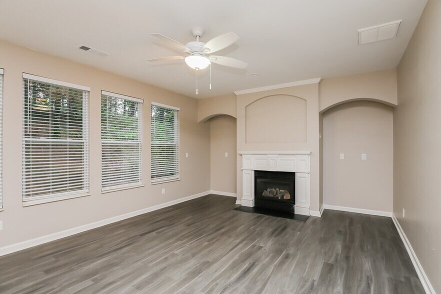 Building Photo - 600 Simonton Crest Dr SE