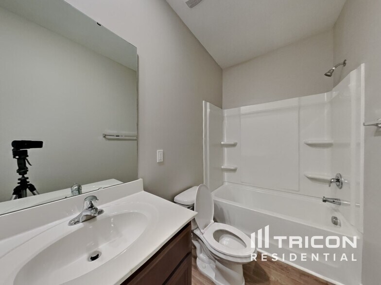 Building Photo - 1250 Aurora Glen Dr