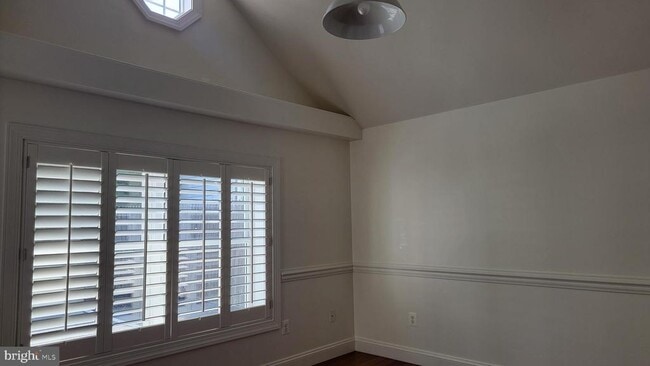Building Photo - 410 Barnes St
