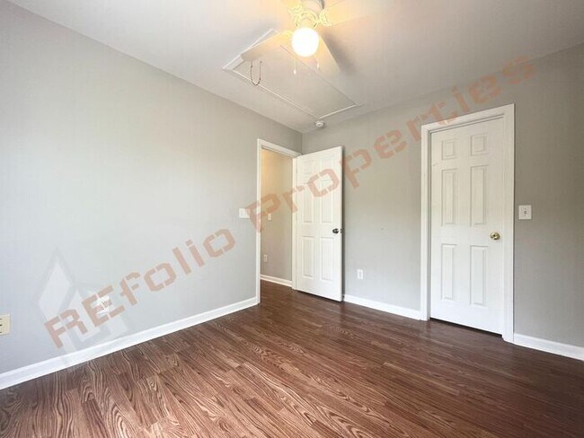Building Photo - Beautiful 3 Bedroom 1 Car-Garage Home loca...