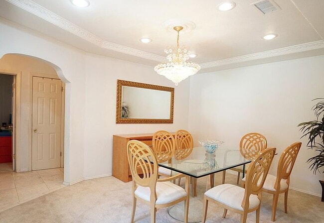 Building Photo - 3-Bedroom with 2 Baths and Spacious 2002 Sq Ft in Los Angeles!