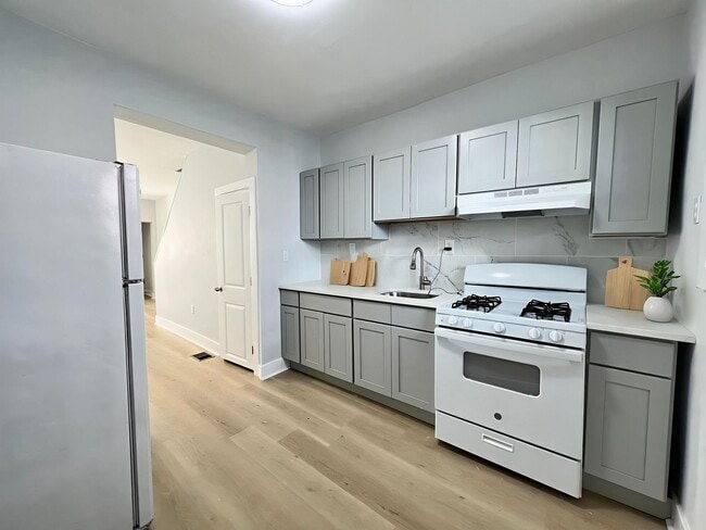 Building Photo - Remodeled 3bd/1 House with Rear yard!! SEC...