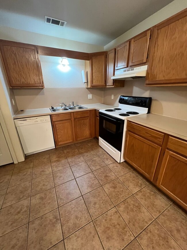 Building Photo - 3 Bed, 2 Bath, 1058 SQ FT, 1 Car Garage