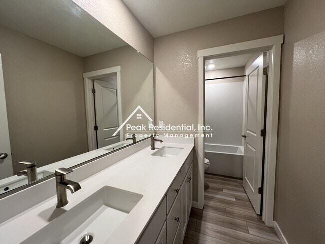Building Photo - Updated Lincoln 4bd/2.5ba House With 2 Car...