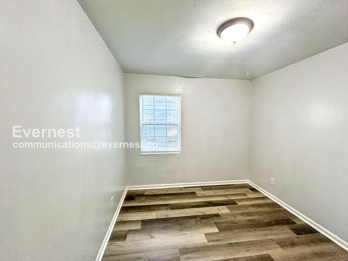 Building Photo - 4620 Sunnybrook St