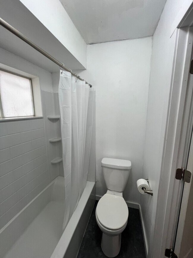 Building Photo - 3 Bedroom 1 Bathroom House (move in ready)