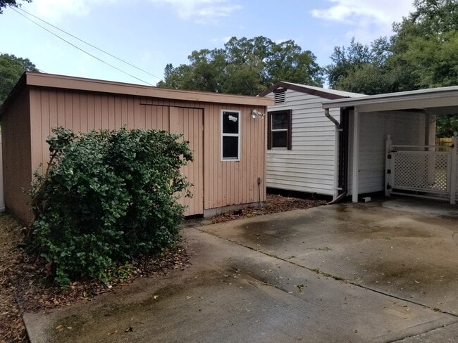Building Photo - Centrally located home in St Pete - Move I...