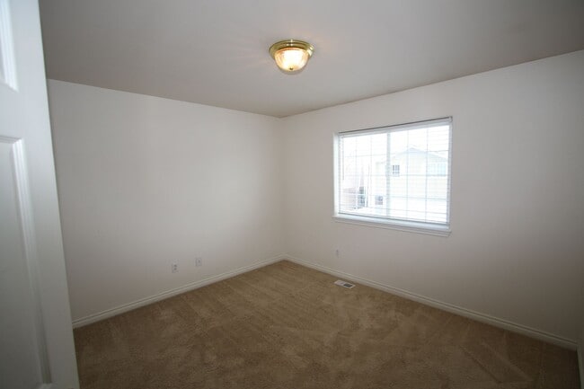 Building Photo - 3 Bedroom Condo!