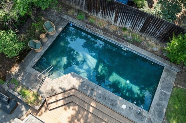 Building Photo - Lovely 3-bedroom home, Inground pool and l...
