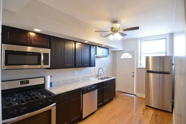 Building Photo - 3241 N Damen Ave