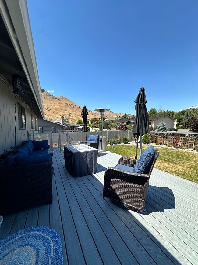 Building Photo - Gorgeous single- family home with Detached...