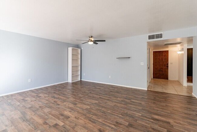 Building Photo - Charming Eastside Townhouse