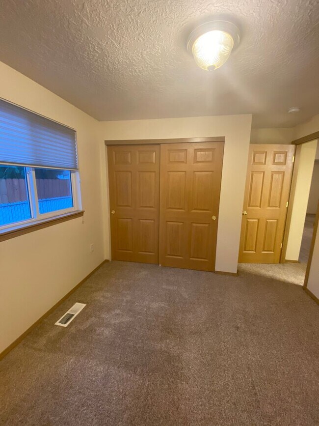 Building Photo - Comfortable 3 Bedroom Home in Hickory Hills