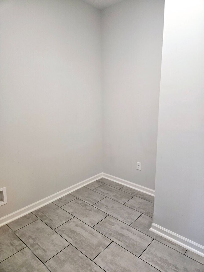 Building Photo - 725 Goodale Dr