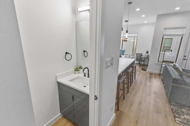 Building Photo - 6740 Peerless St