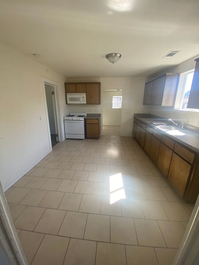 Building Photo - 429 Florinda St