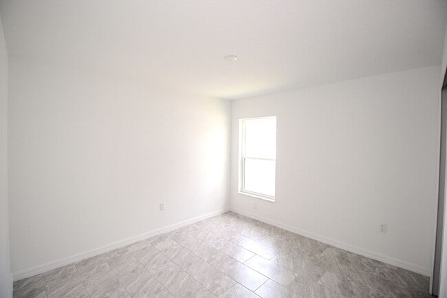 Building Photo - Spacious 4 Bed 2 Bath 2 Car Townhome Built in 2022 in Palm Coast!