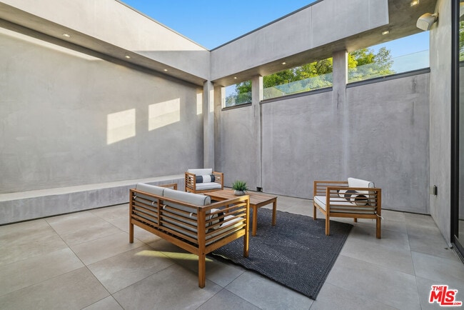 Building Photo - 5365 Vanalden Ave