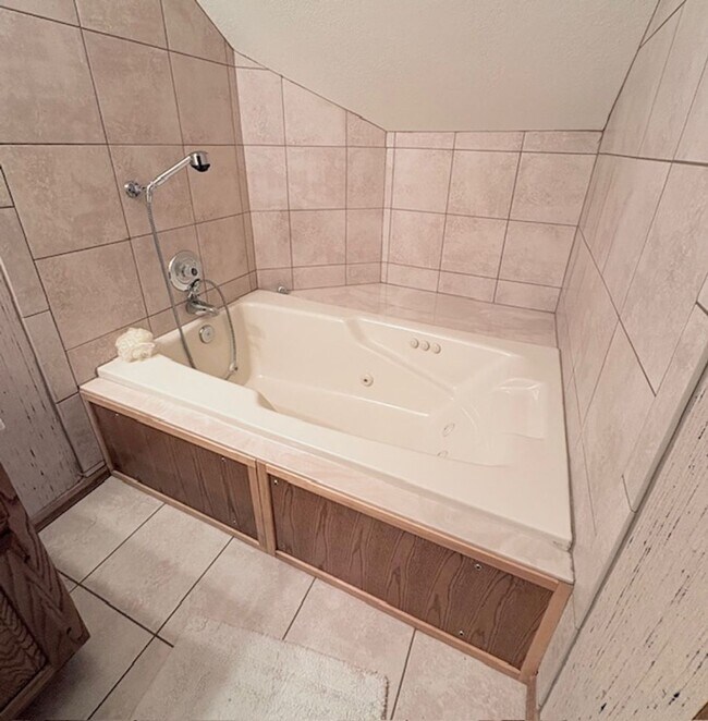 Building Photo - Stunning 3-Bedroom, 2-Story Townhome for Rent – 3,000 sq ft