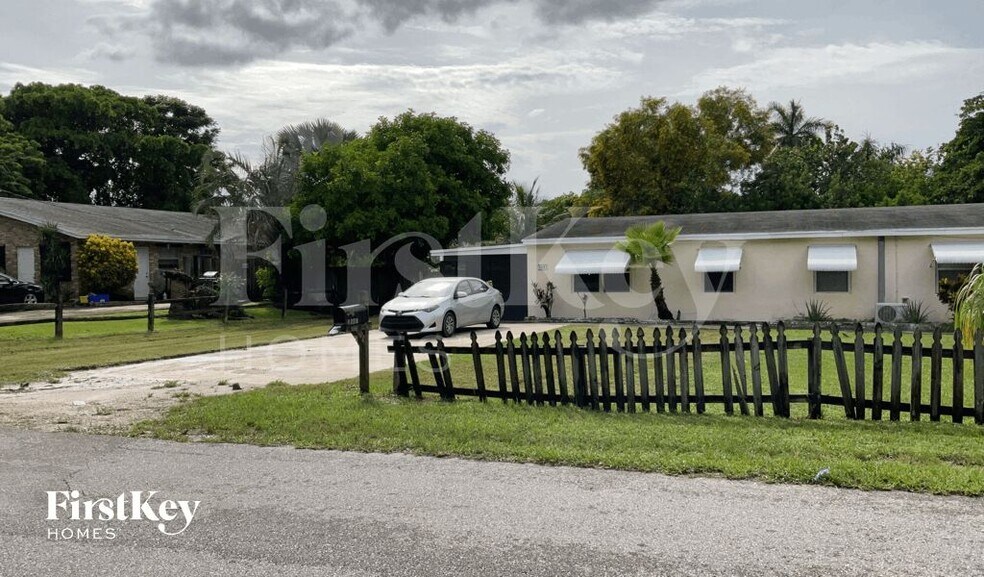 Building Photo - 3907 Coconut Rd