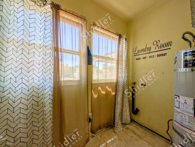 Building Photo - 2 Bedroom 1 Bath and 2 Massive Yard in North San Bernardino