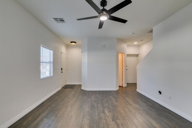 Building Photo - Stylish Townhouse Near the Strip with Dual Suites