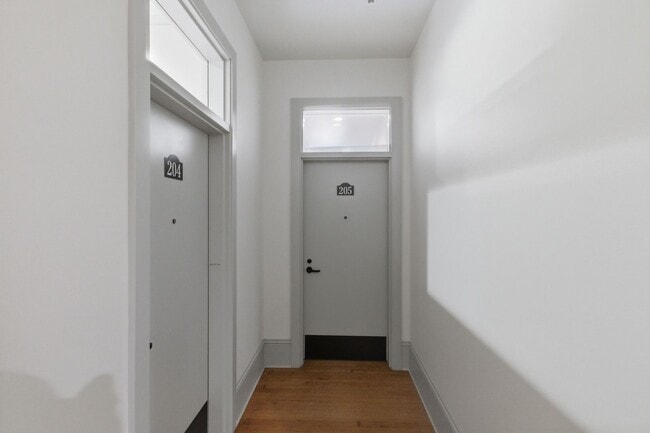 Building Photo - WINTER SPECIAL - NEWLY RENOVATED DOWNTOWN SALEM ONE BEDROOM