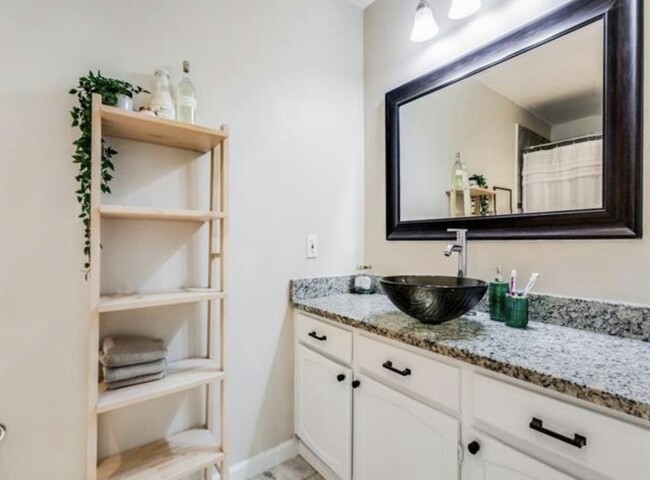 Building Photo - 2600 Peppertree Pl